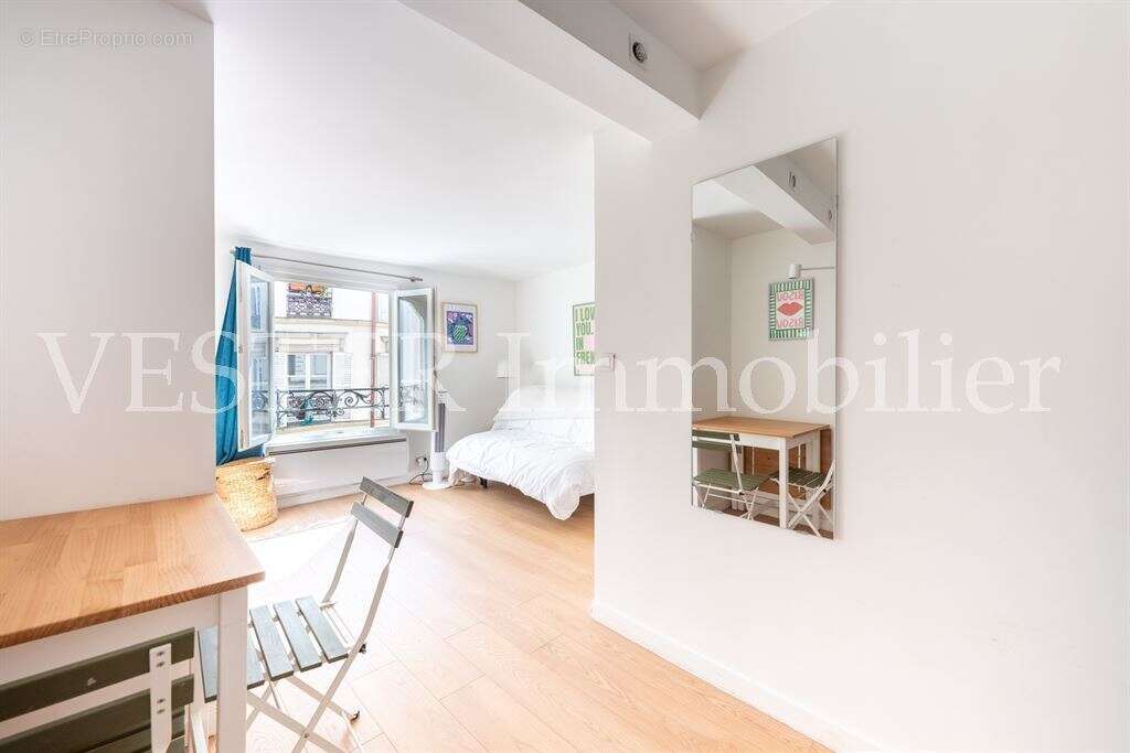 ABBESSES - Très beau studio de 20m² au calme refait en 2020 - photo 6