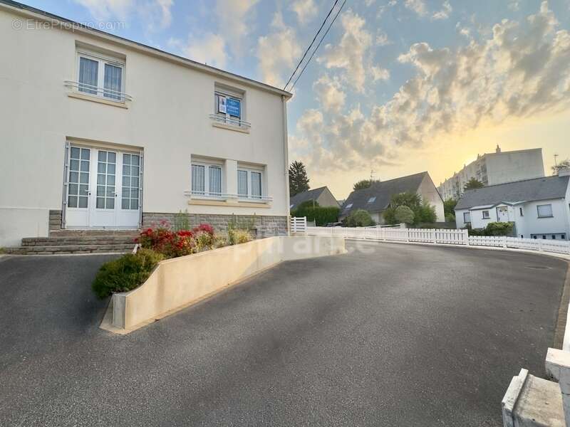 Maison de ville, quartier calme, proximité bourg, stationnements, rénovation - photo 2