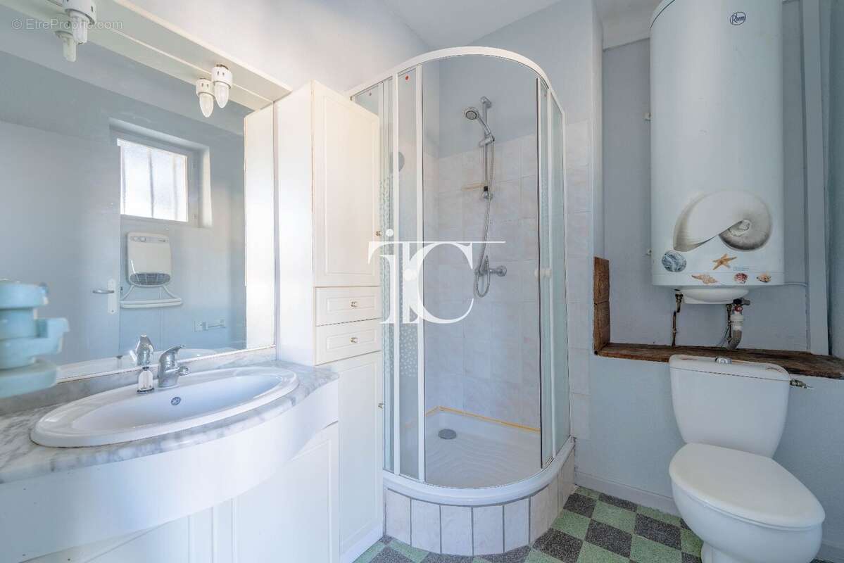 Maison à BERRIAS-ET-CASTELJAU