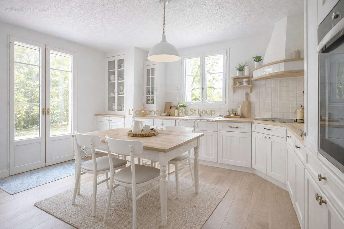 Maison à SAINT-CLEMENT-DE-RIVIERE