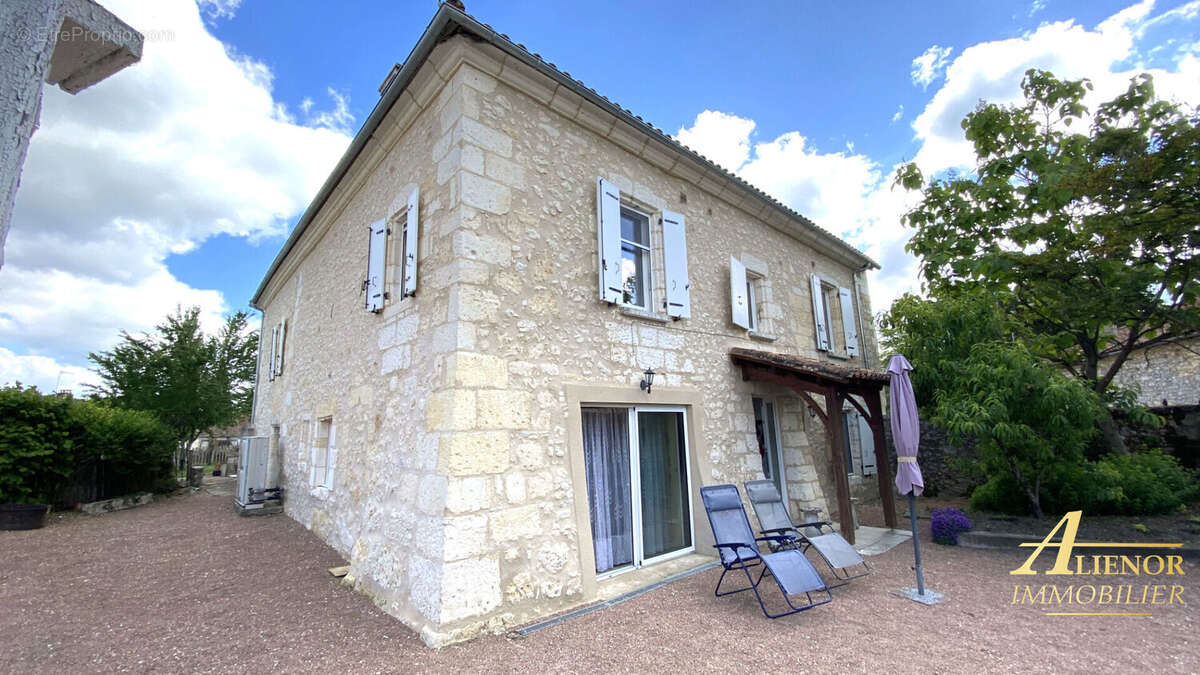 Maison en pierre rénovée avec grange, cour et jardin, proche Brantôme-en-Périgord - photo 16