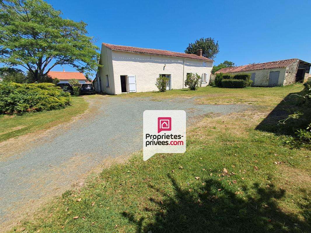 Ensemble immobilier maison d habitation et  grange de caractère sur terrain constructible de 2 800 m² - photo 2