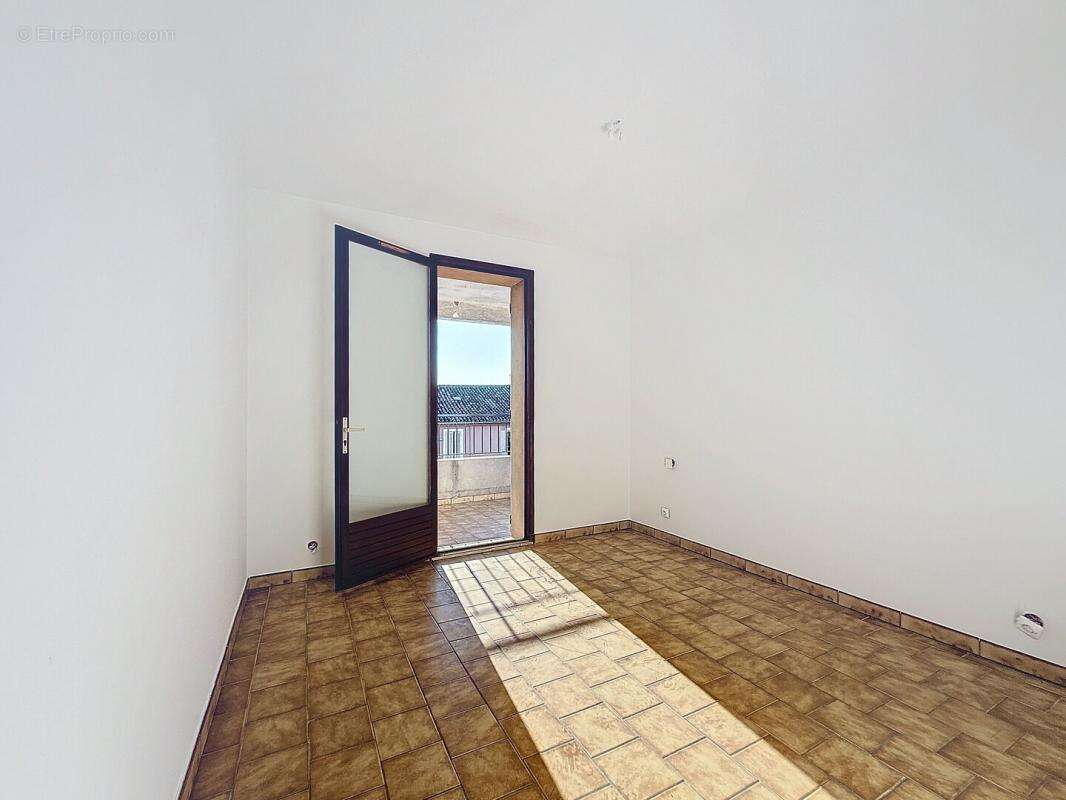 Appartement à LA CRAU