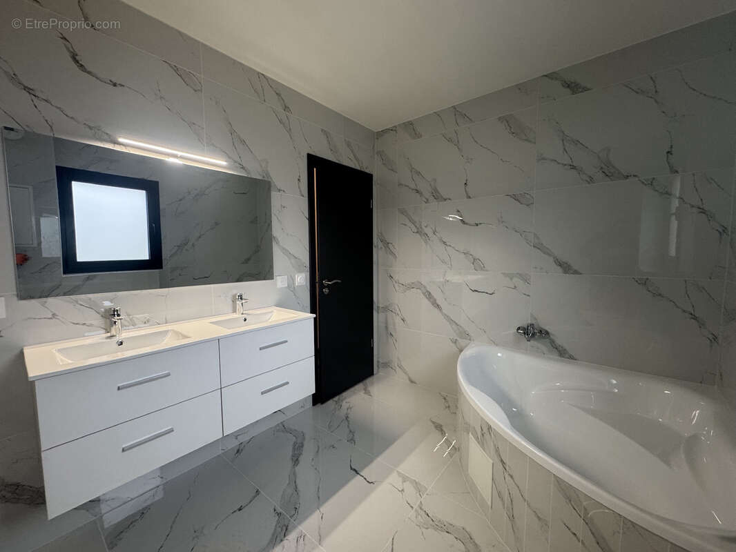 Maison à VETRAZ-MONTHOUX