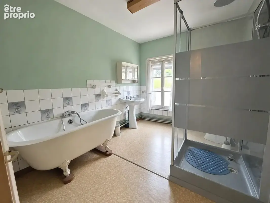 Ensemble immobilier de deux maisons avec jardin et dépendances. - photo 5