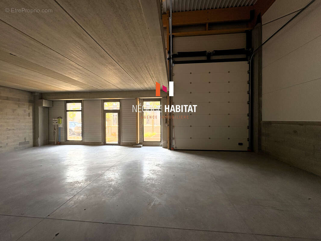 Commerce à GALLARGUES-LE-MONTUEUX