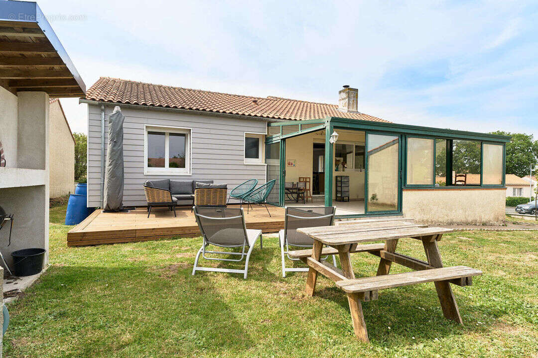 Véranda donnant sur jardin et terrasse bois - Maison à BOURGNEUF-EN-MAUGES