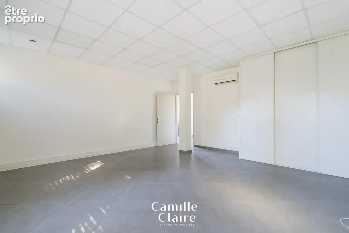 Local professionnel 142m2 + 3 stationnements + cour privative - photo 2