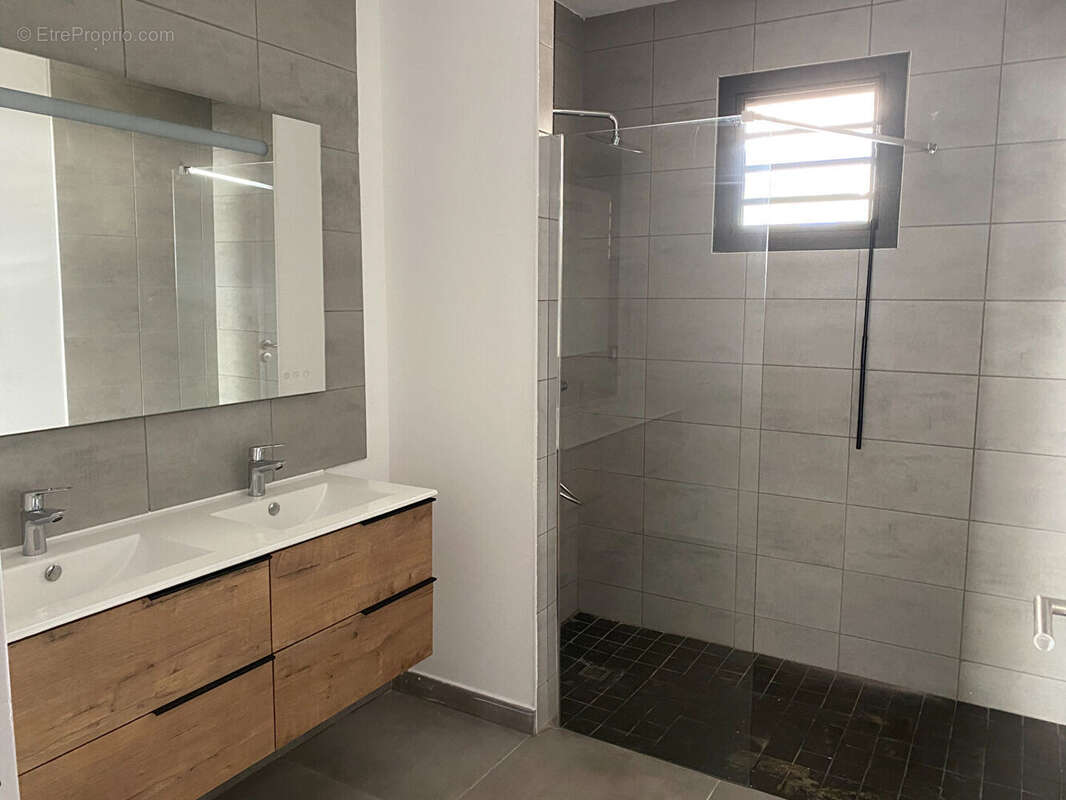 Appartement à LES TROIS-BASSINS