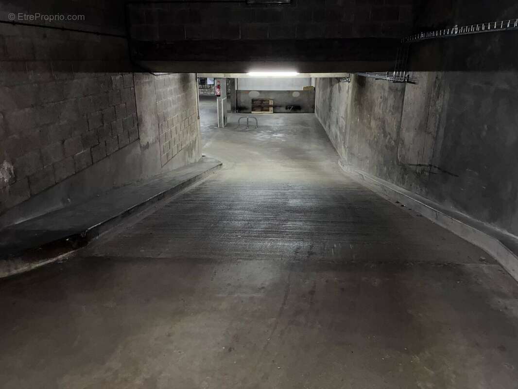 Parking à PARIS-17E