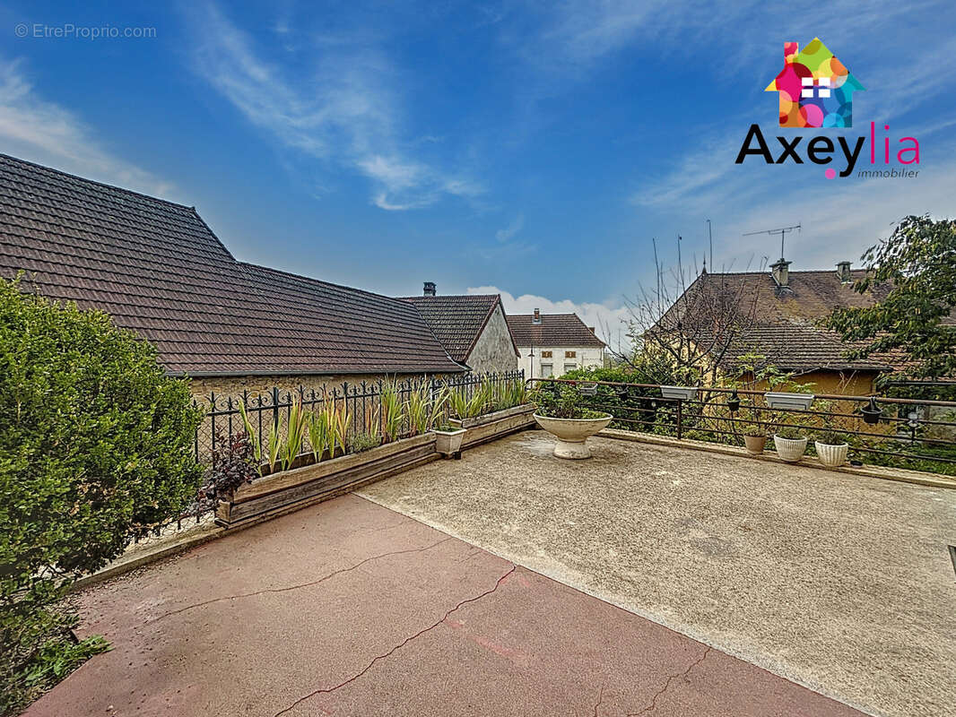 Maison à POUILLY-SOUS-CHARLIEU