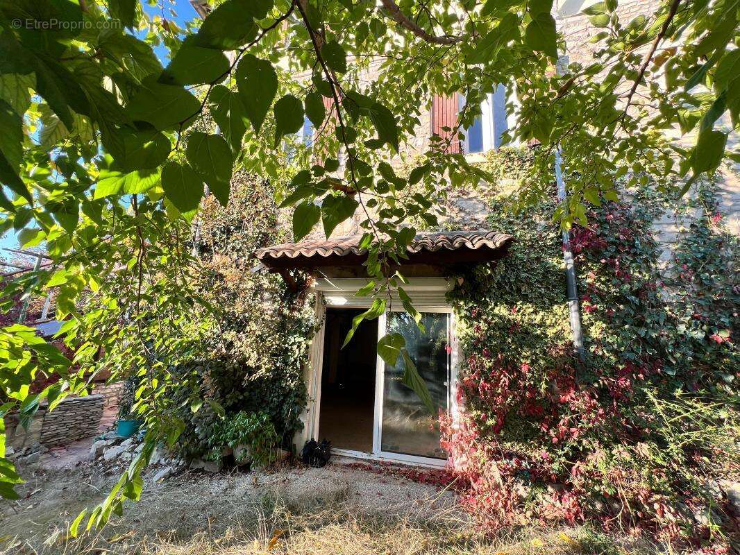 Maison à SAINT-JEAN-DE-MARUEJOLS-ET-AVEJAN
