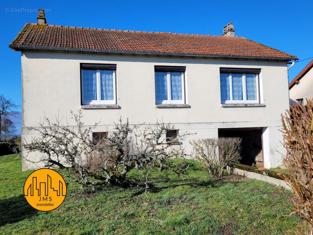Maison à LE MONTET