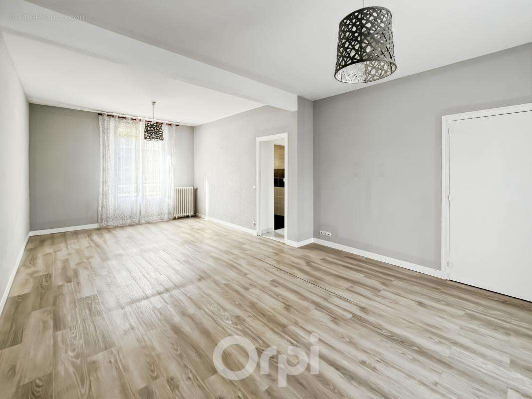 Maison à LA JONCHERE-SAINT-MAURICE