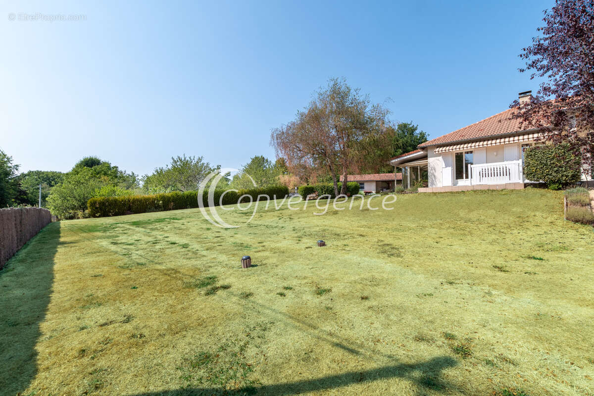 Maison de plain-pied de 105m2 avec garages, jardin et dépendances - photo 15