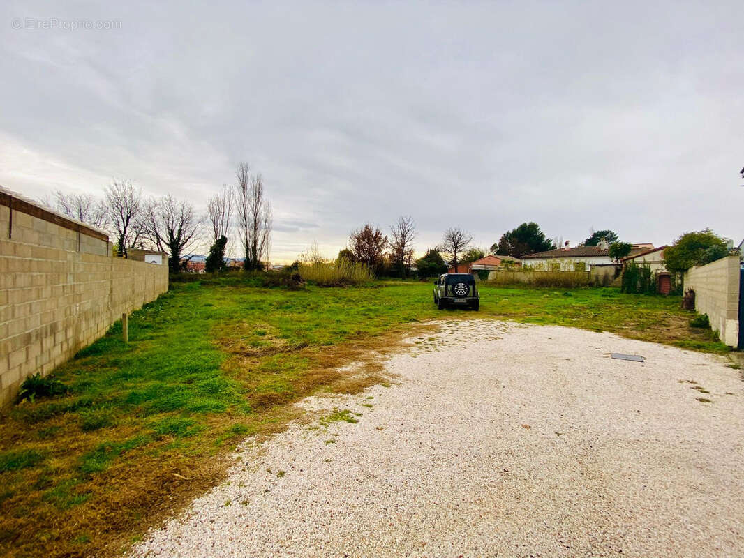 Terrain à THUIR