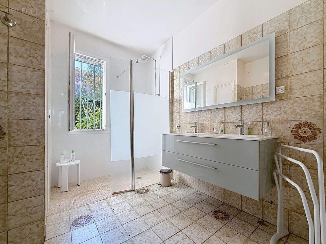 Maison à SAINT-CYR-LA-ROCHE