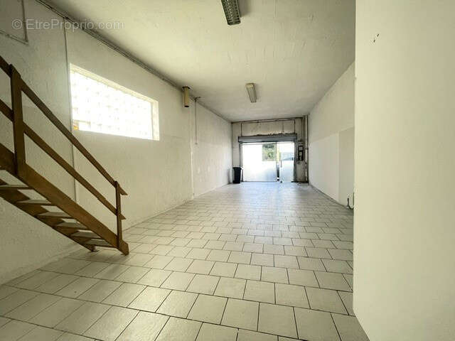 Ales - local commercial - 65 m2 - mezzanine  - stationnement - photo 2