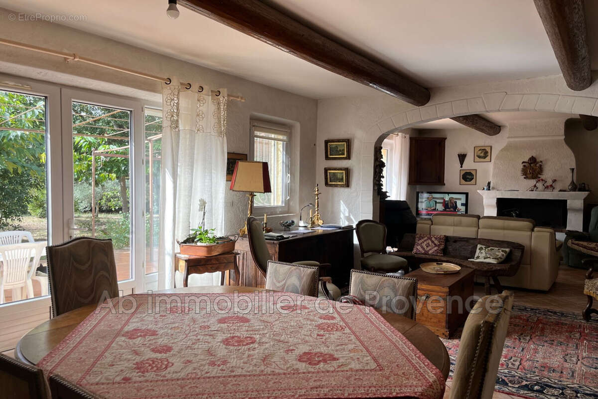 Maison 227 m² à Rognes  - photo 4