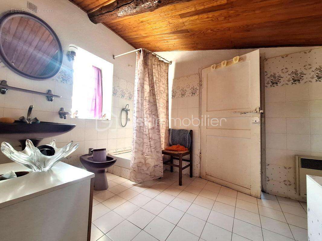 Maison de village - fort potentiel - 88 m2 - 3 chambres - cellier - grenier amenageable - terrasse - photo 24