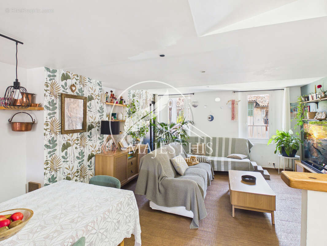 Appartement à SOLLIES-TOUCAS