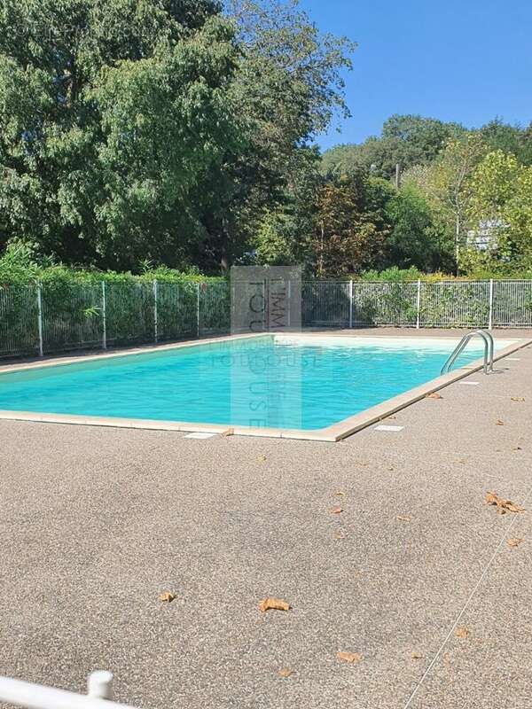 Lalande : T2 cadre verdoyant, calme, vue parc et piscine. - photo 2