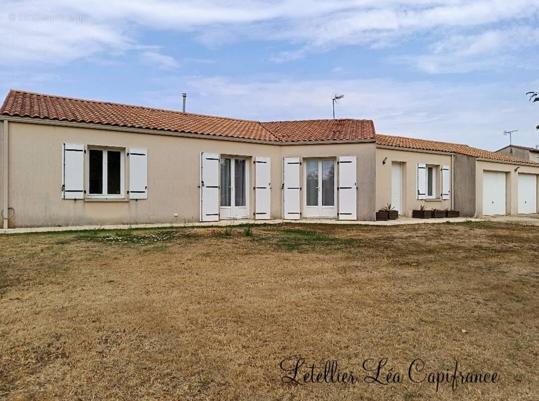 Maison à vendre 7 pièces SAINT GELAIS (79) - photo 1
