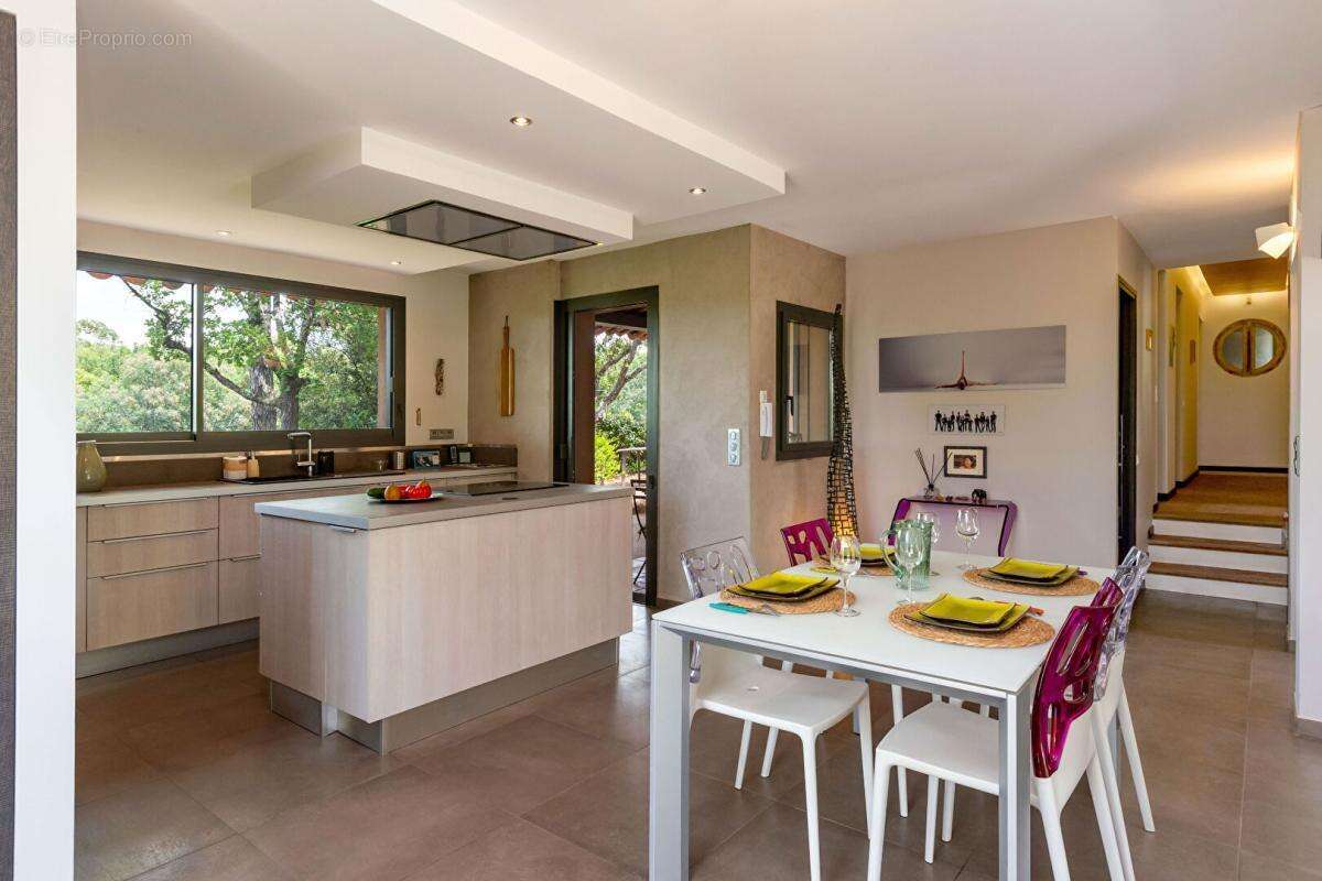 FREJUS - Hameau de Valescure - Villa 175 m² , dépendance, 4 chambres - photo 7