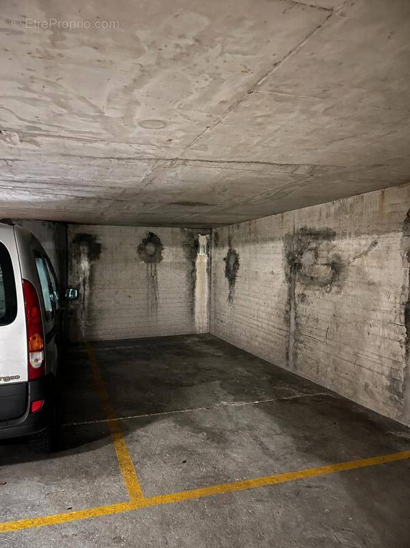 Parking à PARIS-20E