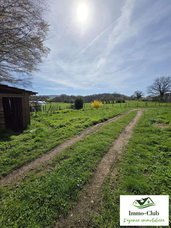 Maison à SAINT-HILAIRE-EN-MORVAN