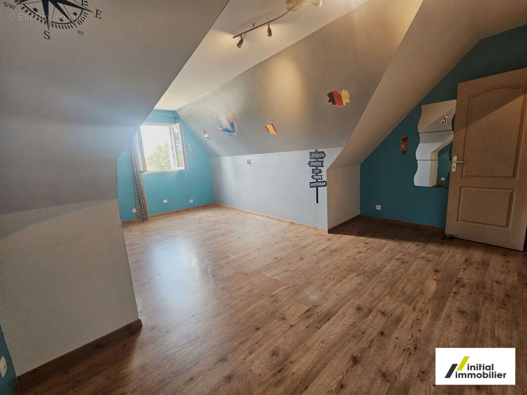CHEMILLÉ-SUR-DÊME   Maison familiale de 165 m2 avec 5 chambres sur un terrain de 1 537 m2 - photo 9
