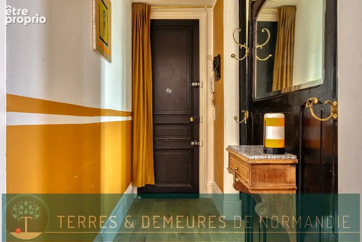 À proximité immédiate du centre-ville de Dieppe, élégant appartement de 65,80m² au 1er étage d'une maison de maître édifiée fin  - photo 3