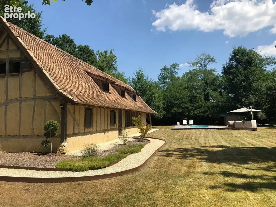 Maison de caractère avec piscine sur environ 2 hectares - photo 1