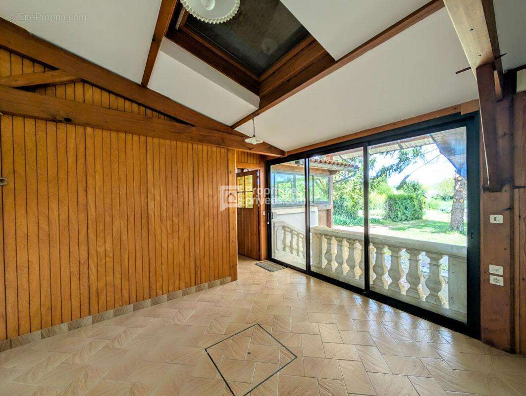 Maison à SAINT-LAURENT-DE-COGNAC