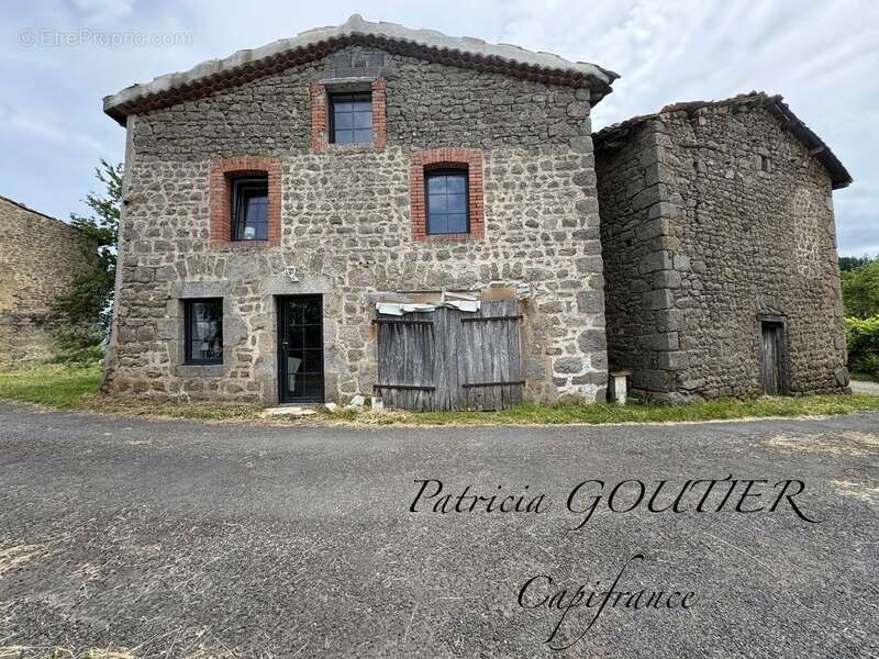 proche d' AMBERT (63) CORPS DE FERME en pierre renové  avec sa grange indépendante  TERRAIN de 1209 M2 - photo 2