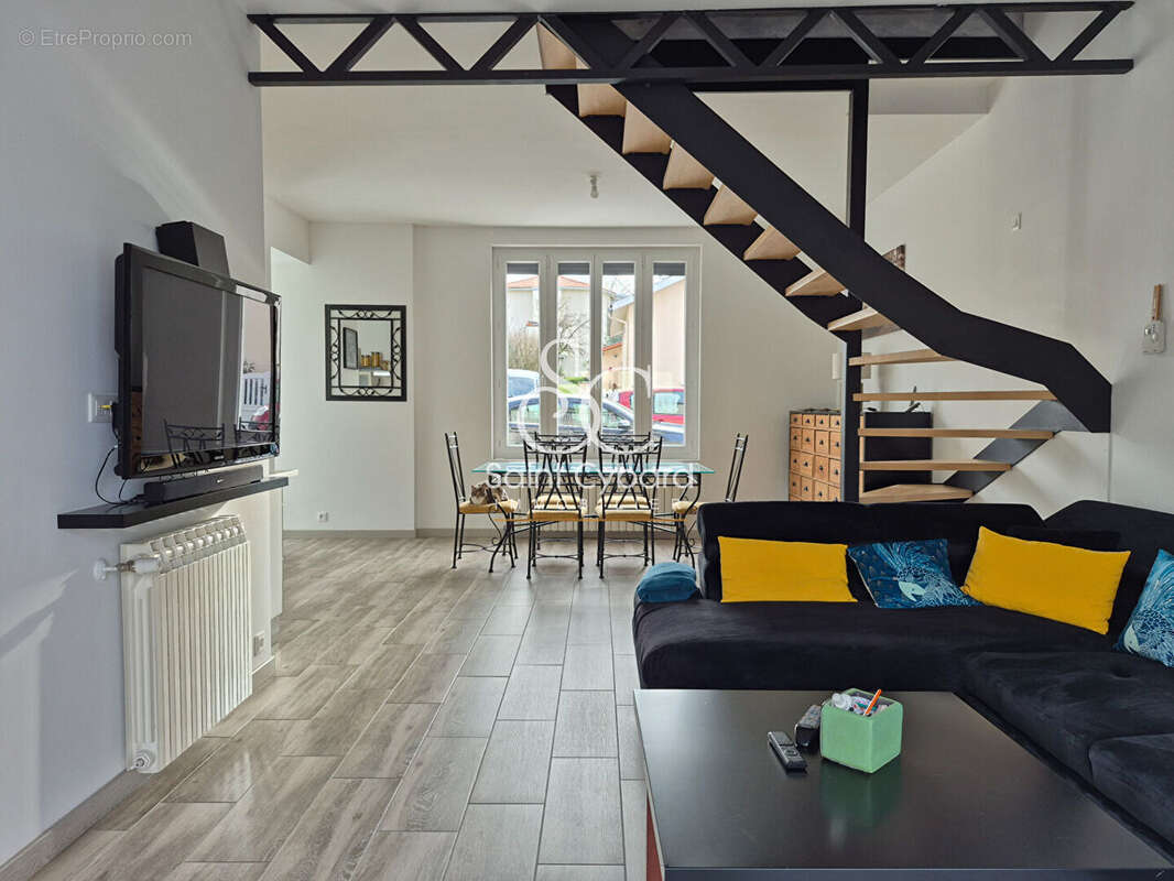 Maison à RUELLE-SUR-TOUVRE