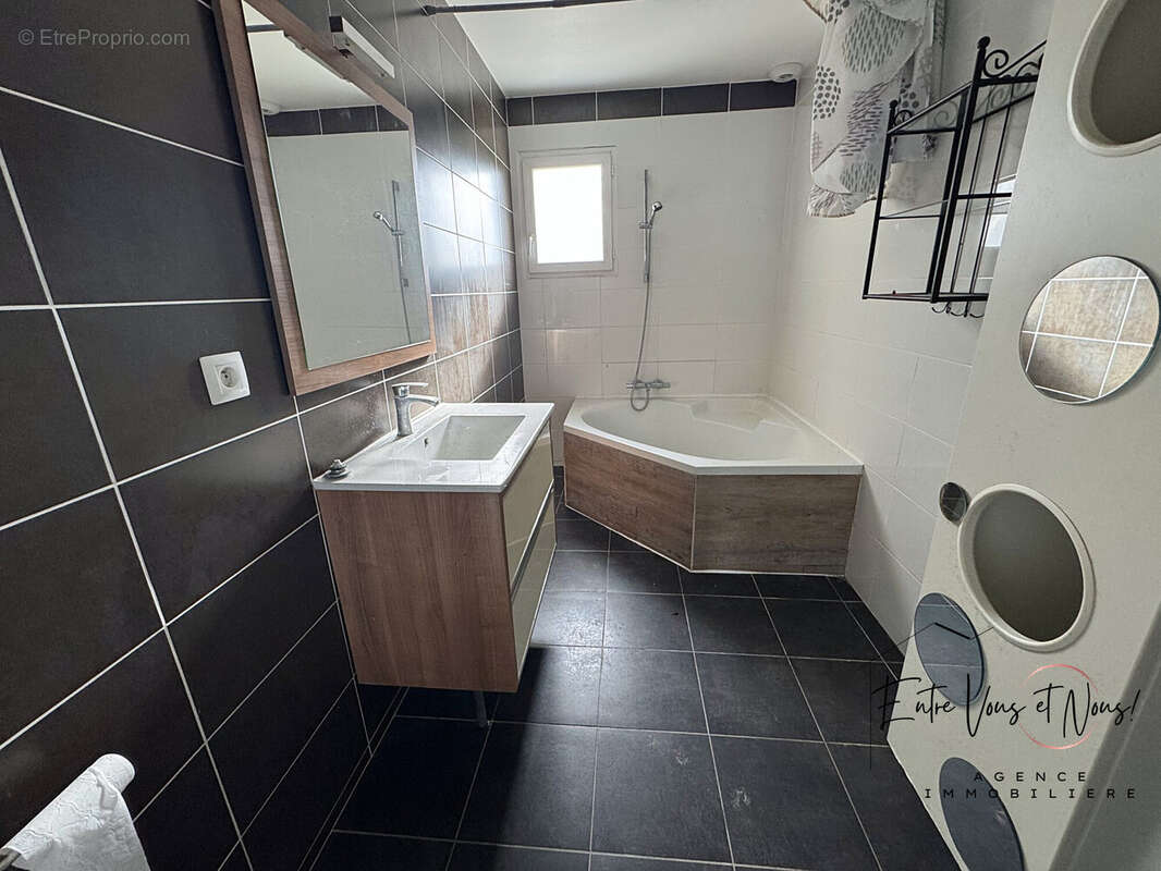 SALLE D'EAU ET BAIN COMMUNE  - Maison à GRIGNOLS