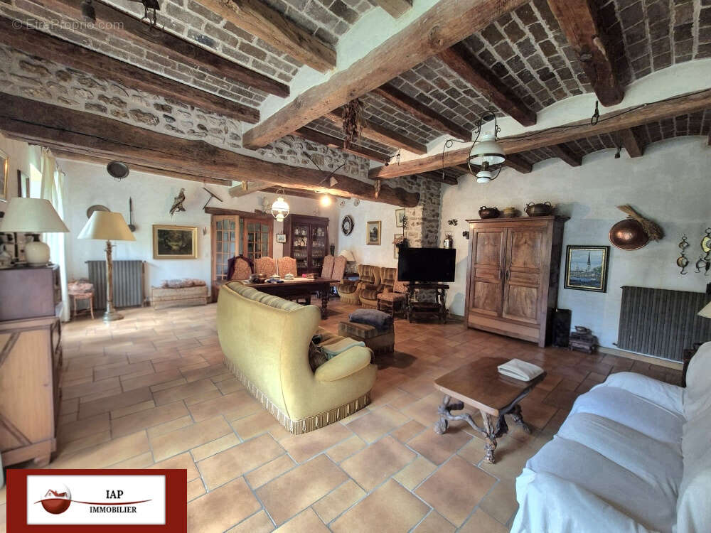 Maison ancienne de caractère avec dépendances - photo 6