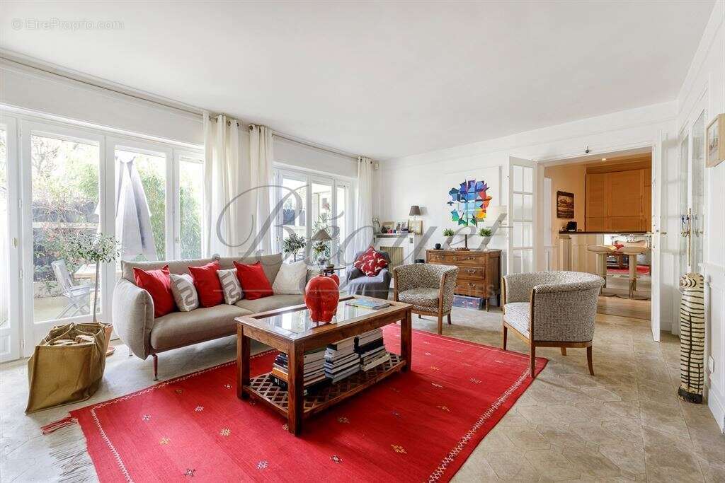 Maison à MARNES-LA-COQUETTE