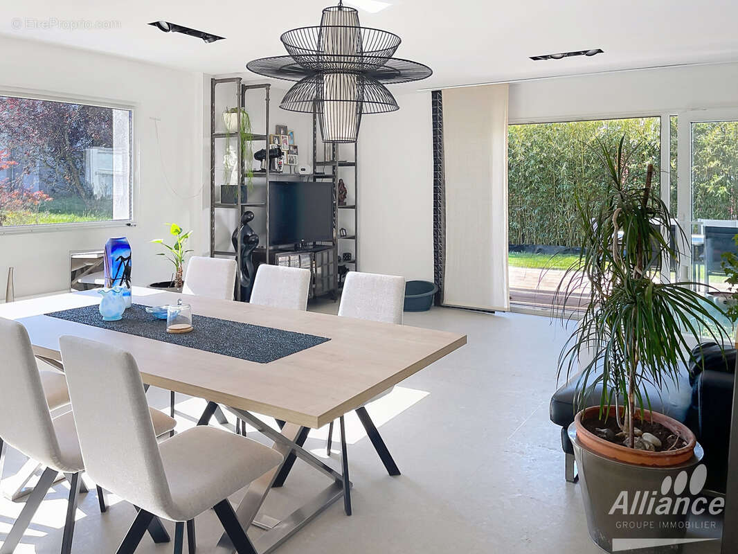 Maison de prestige de 162 m2  avec 4 chambres en lisière de forêt   Cadre atypique - photo 7