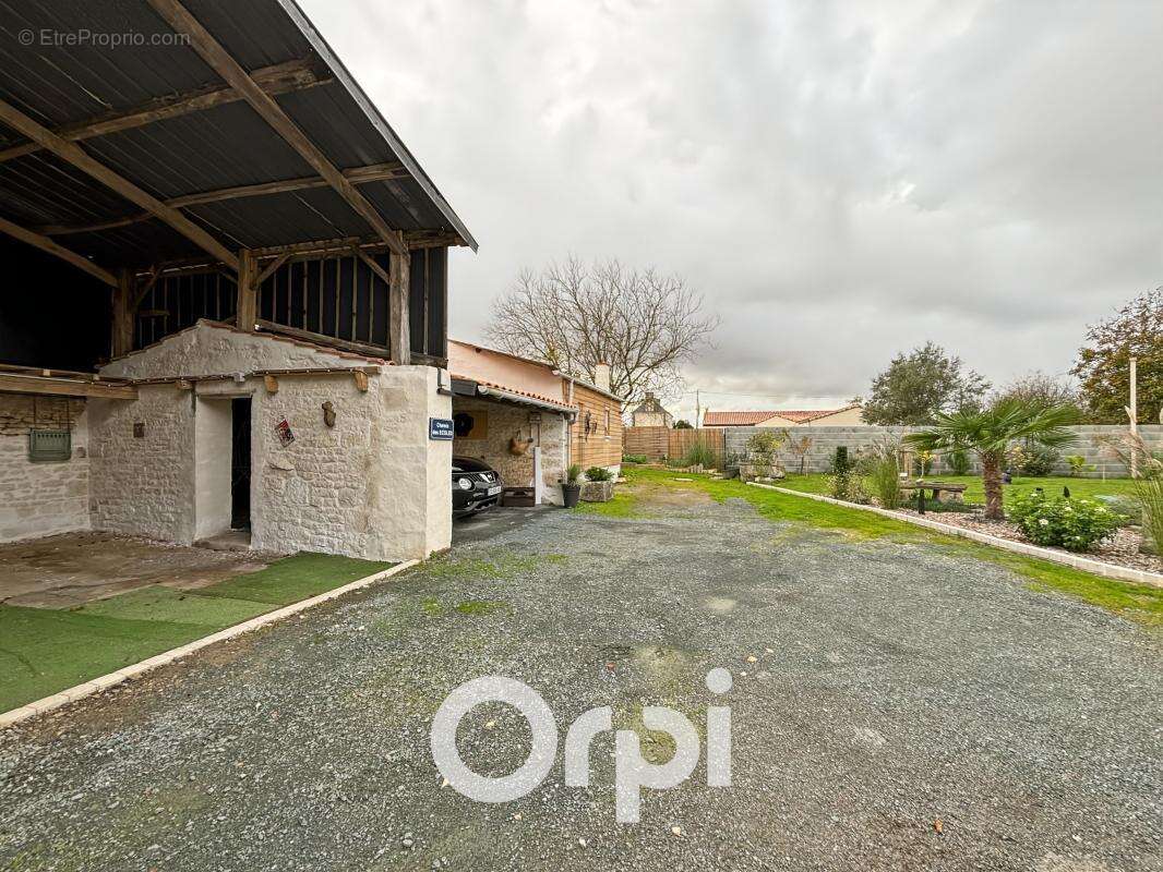 Maison à SAINTE-GEMME-LA-PLAINE