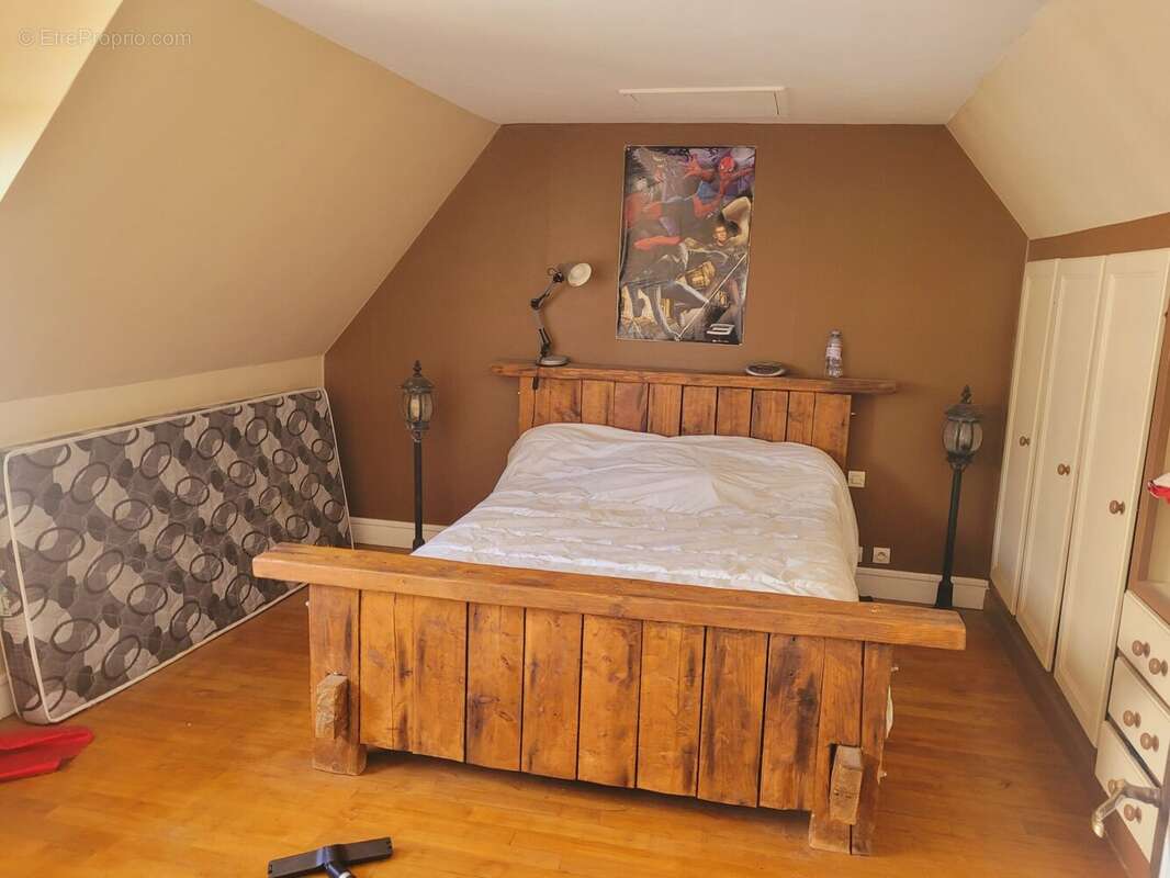 Vends maison ancienne avec 4 chambres et une dépendance à la Haye Maherbe