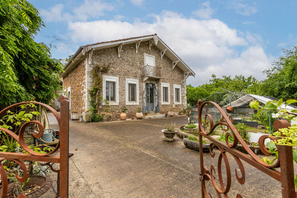 Maison à LES TOURREILLES