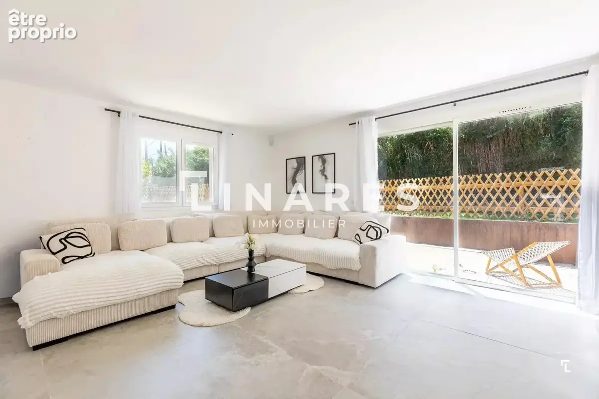 LA VILLA DE L’ÉTANG - Villa T5 de 170m2 -  Jardin de 1760m2 - Dépendance - 13800 ISTRES - photo 4