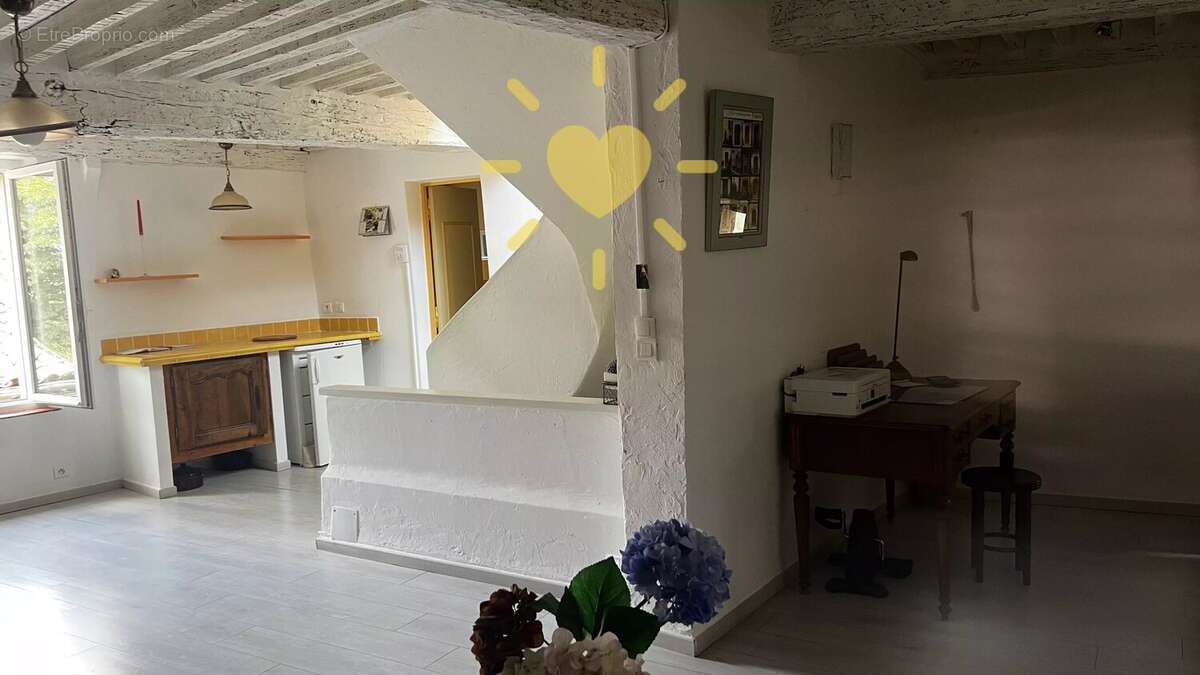 CLAVIERS : Belle maison de village restaurée avec terrasse - photo 5