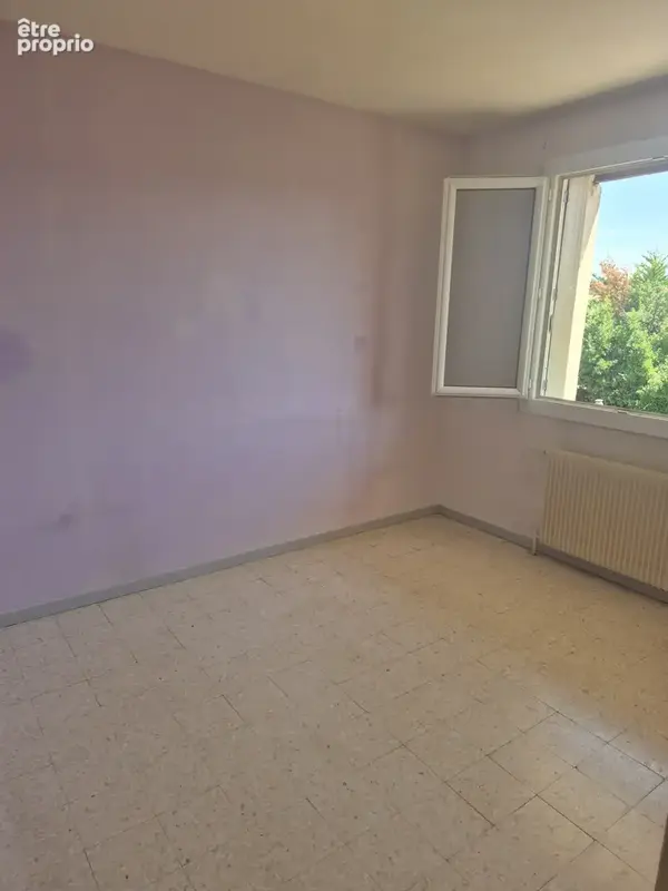 Lambesc, maison de type 4 en centre village avec garage et terrain. - photo 3