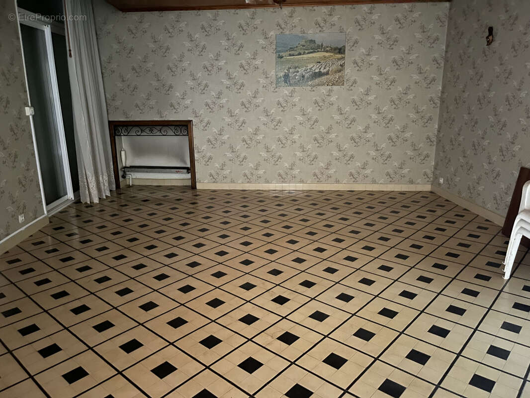 Maison à SAINT-LAURENT-DU-PAPE