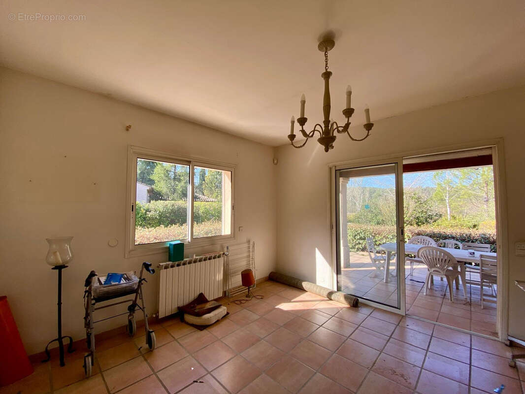 Maison à SAINT-CLEMENT-DE-RIVIERE