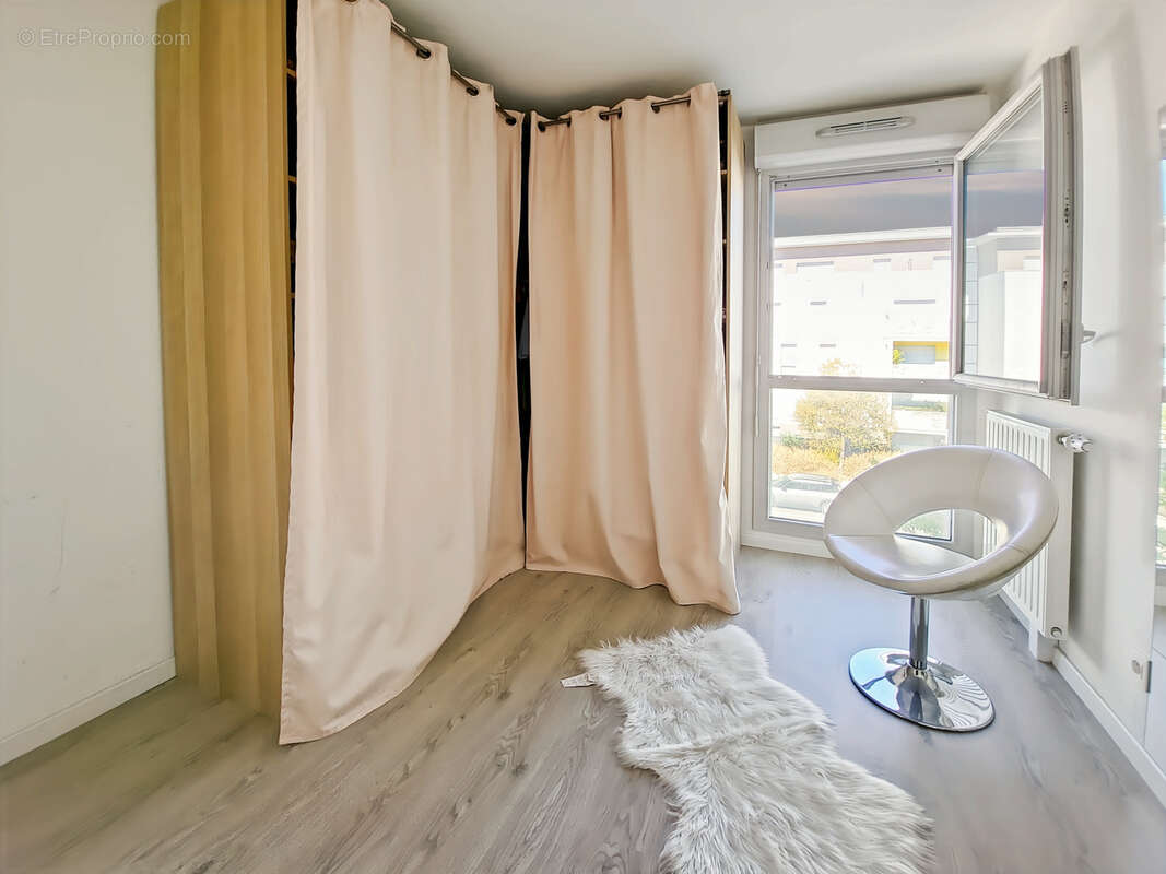 Grand F2 très lumineux / 1 chambre de 14 m2 environ / dressing ou bureau de 8.24 m2 /  balcon de 6.32 m2 parki - photo 6