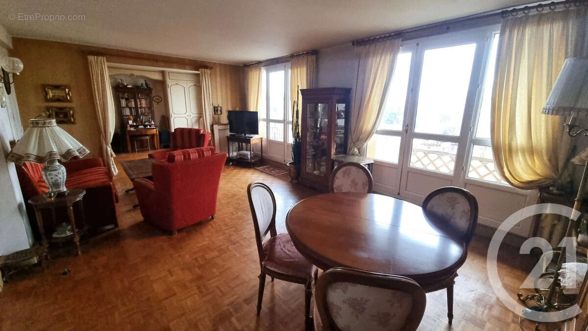 Appartement à SAINT-MAUR-DES-FOSSES